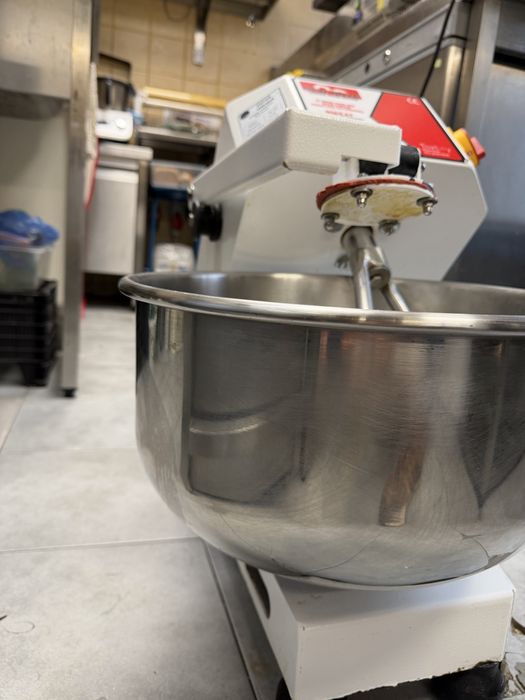 Продавам професионална тестомесачка NEW NOVA (Супер миксер) – 10 кг