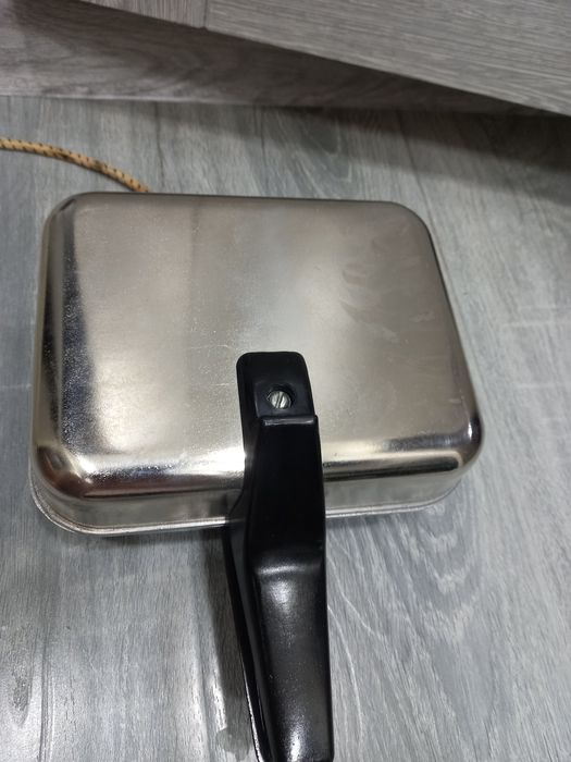 Вафельница продаётся