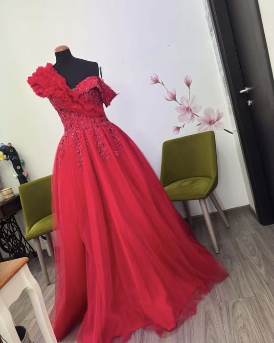 Vand rochie de nasa, rosie, facuta in atelier