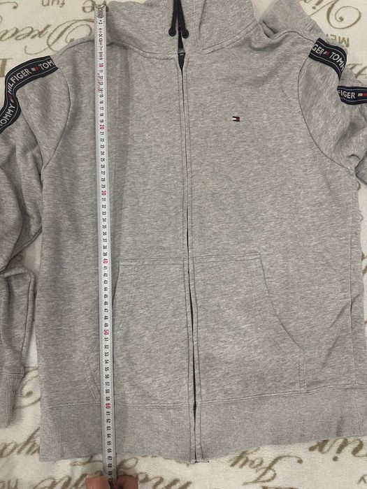 Продавам мъжки анцунг Tommy Hilfiger размер L