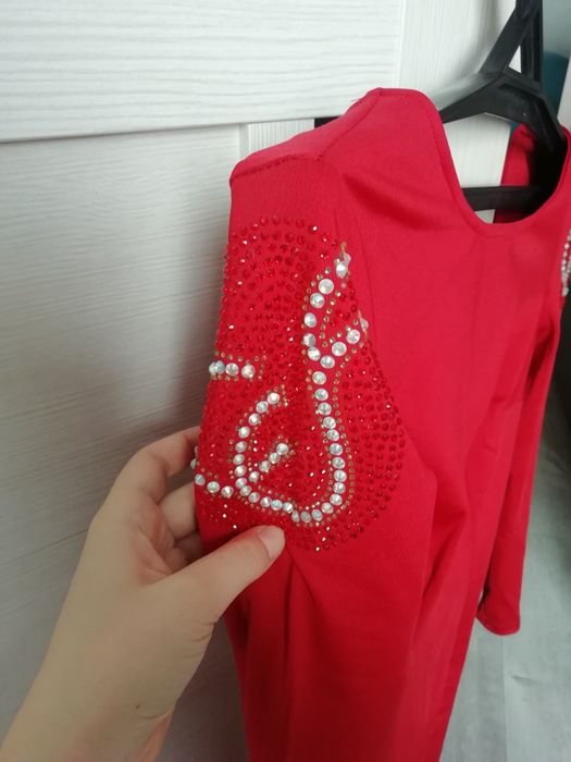Продам платье красное
