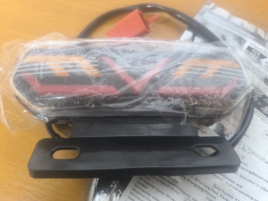 Stop spate LED pentru scuter/motocicletă cu semnalizări – Nou