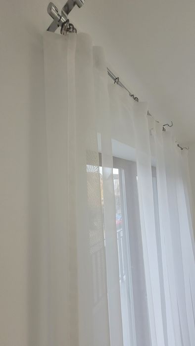 Vand perdele albe sau draperie albastru marin