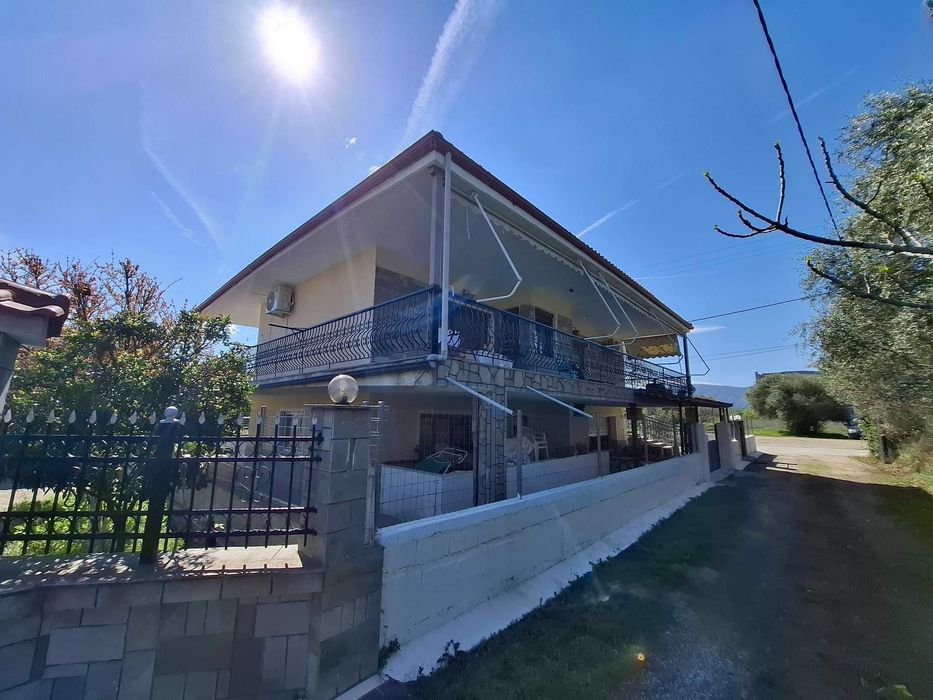 Продава двуетажна къща 150 м2 + 80 м2 и двор 400 м2 в Аспровалта, Гърция