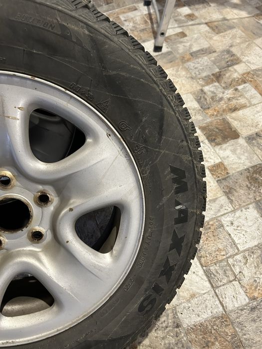 Vand cauciucuri cu genti cu tot