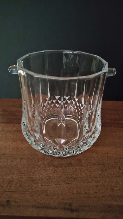 Един прекрасен кристален съд за лед -масивен и дебелостенен