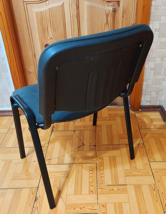 Стулья  офисные черные