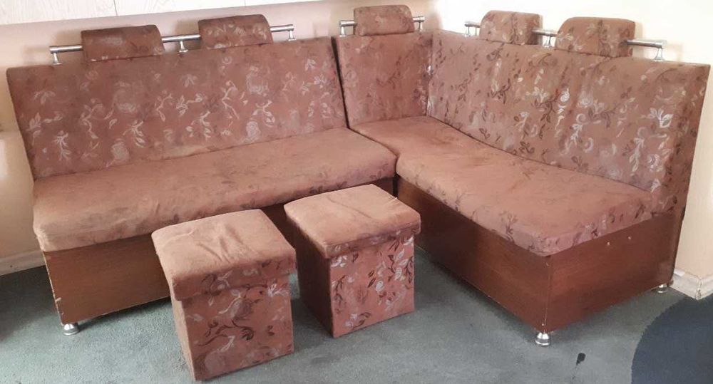Продам уголок кухонный с 2 банкетками