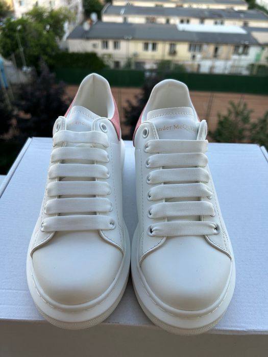Vând Alexander McQueen