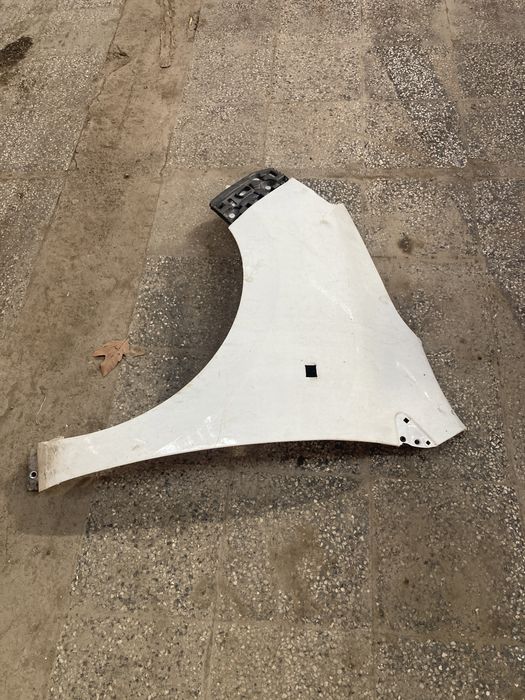 Продавам ляв калник Дачия Доккер 2014 год