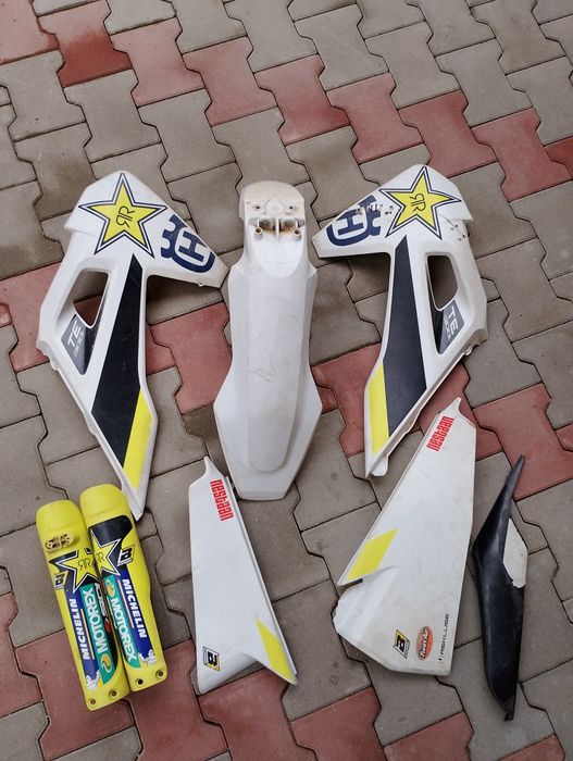 Vând plastice Husqvarna originale