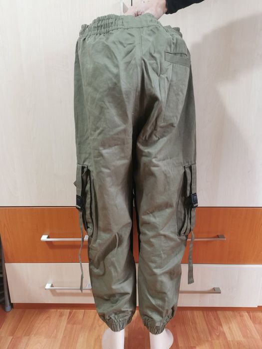 Pantaloni cargo Bershka bărbați mas. M khaki verzi