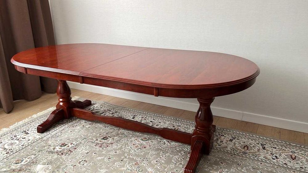 Деревянный стол и стулья