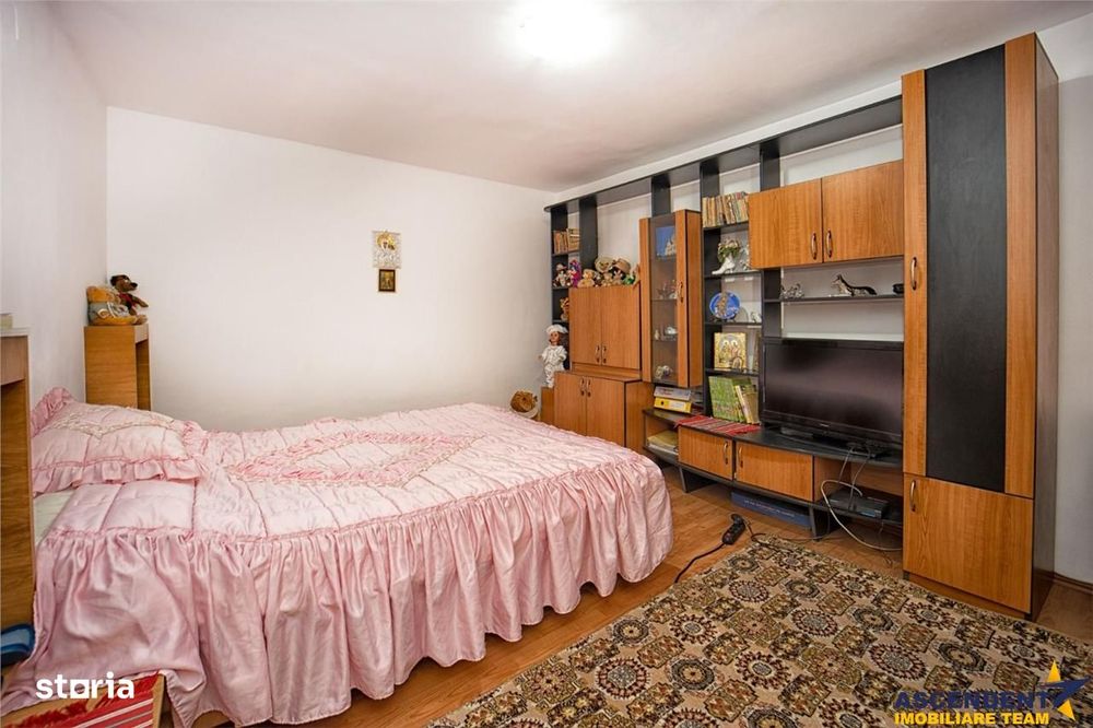 Pe incantare florala, casa cu 5 camere, curte individuala - Central, B