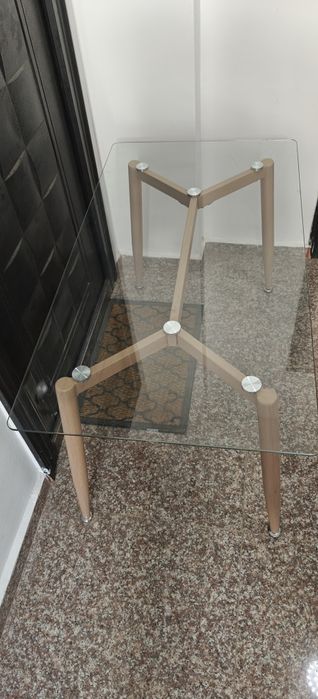 Стъклена маса 100см.