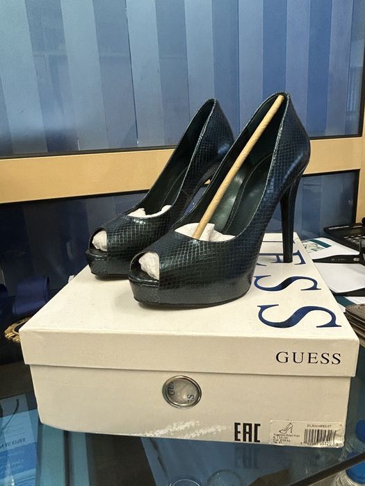 Обувки на ток Guess 37