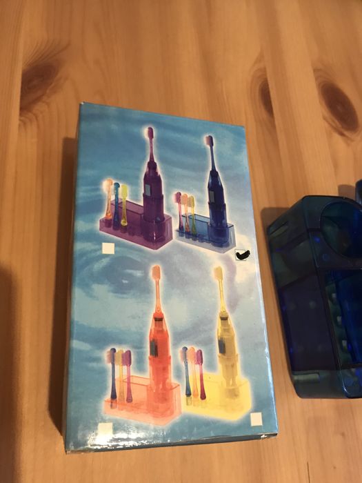 Електрическа четка за зъби с 4 накрайника