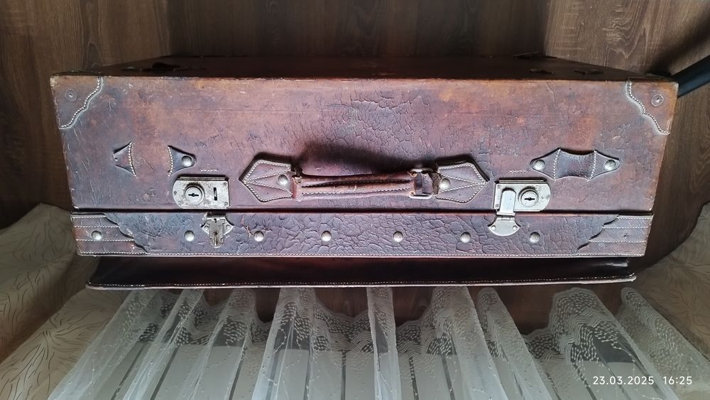 Старинный кожаный чемодан