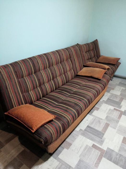 Продам диван и кресло в хорошем состоянии. 50000.самовывоз.