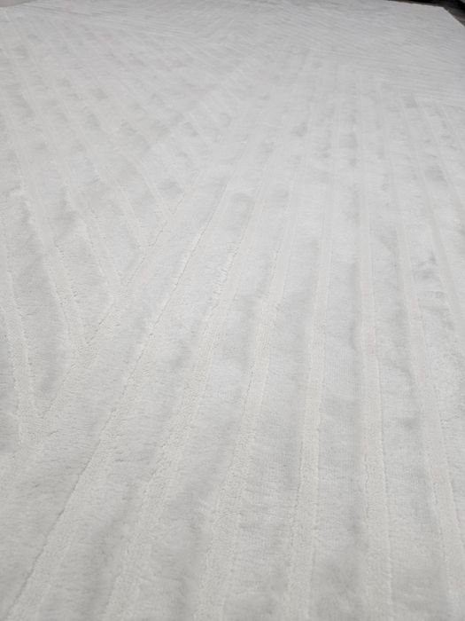 Ковёр белый, с серым оттенком