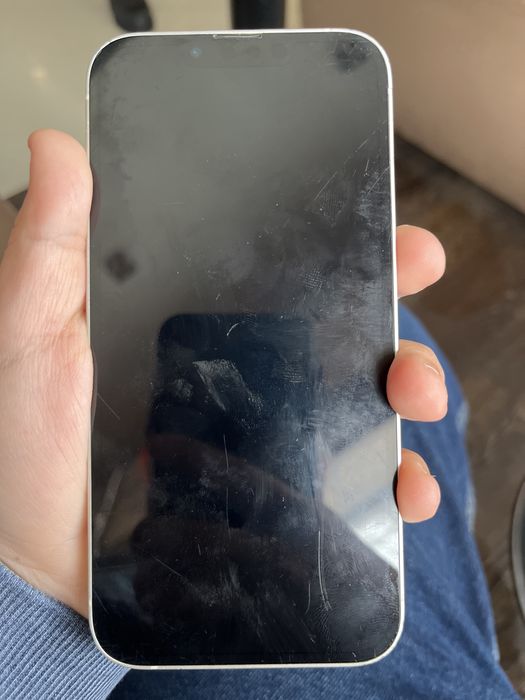 Айфон 13 белый царапины есть