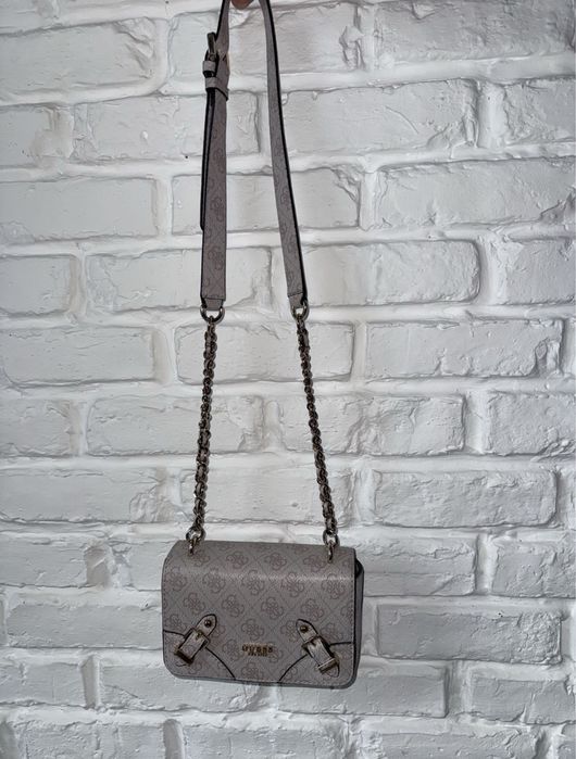 GUESS лого чанта