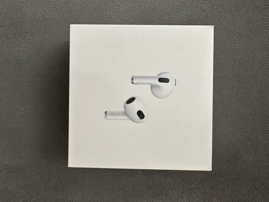 Продам Apple AirPods 3 with Lighting Charging case