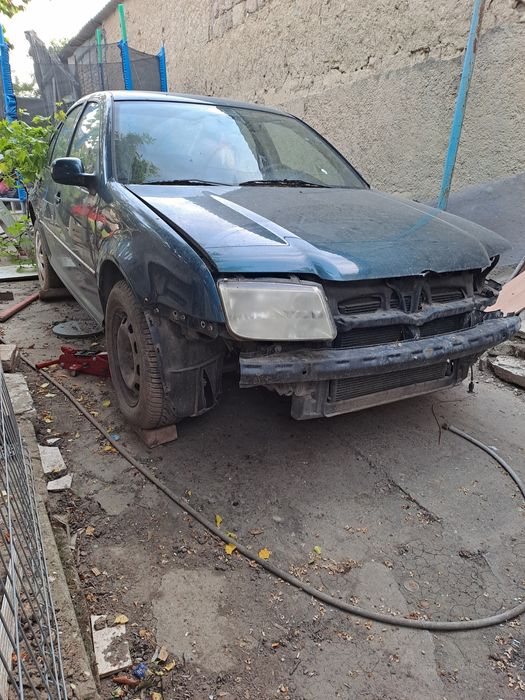 Dezmembrez / vandVw bora 1.6 tip motor BCB 2002