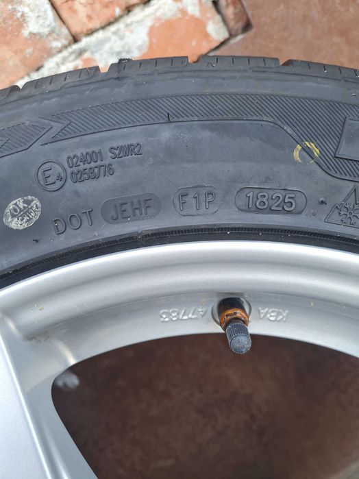 Гуми всесезонни 215/55R17 като нови на 500 км.