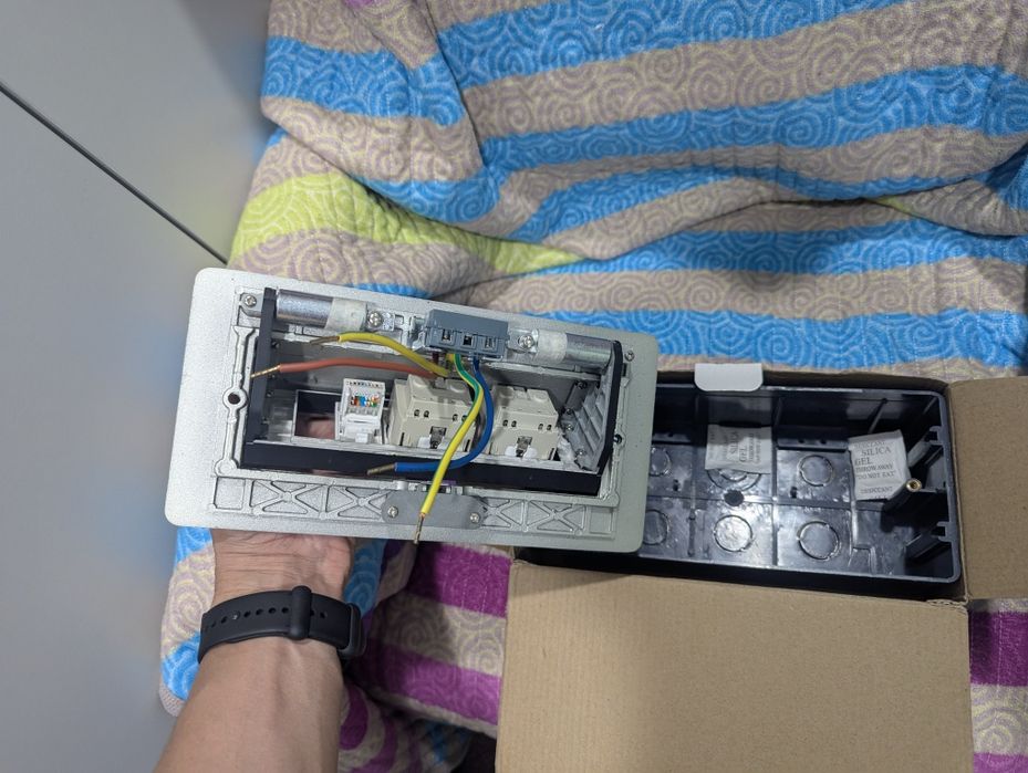 Настольный бокс с розетками от TEKLED
