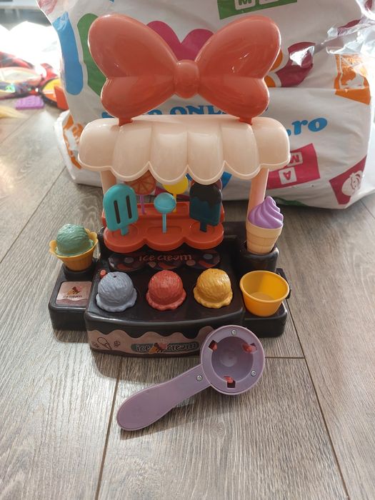 Stand vânzare inghetata jucarie