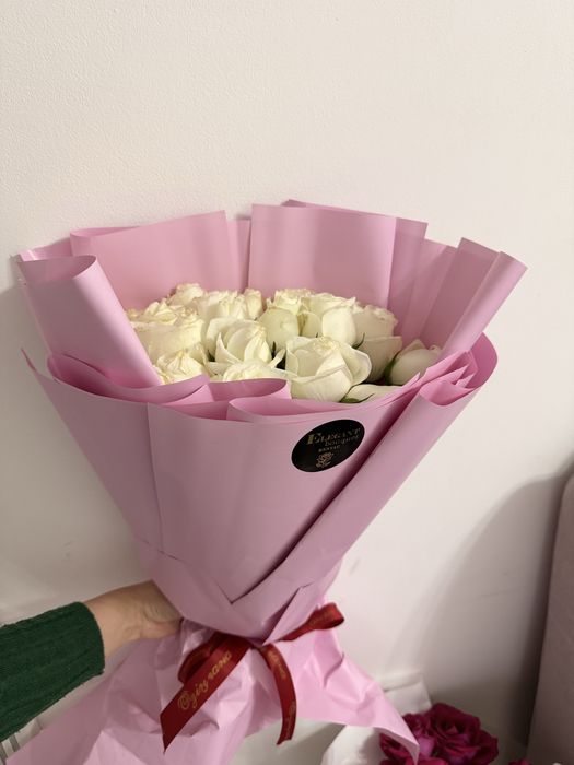 Белые розы 19 штук