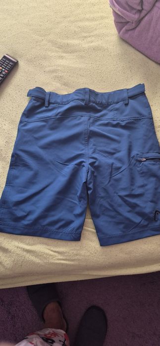 Vand pantaloni scurti firma head.
