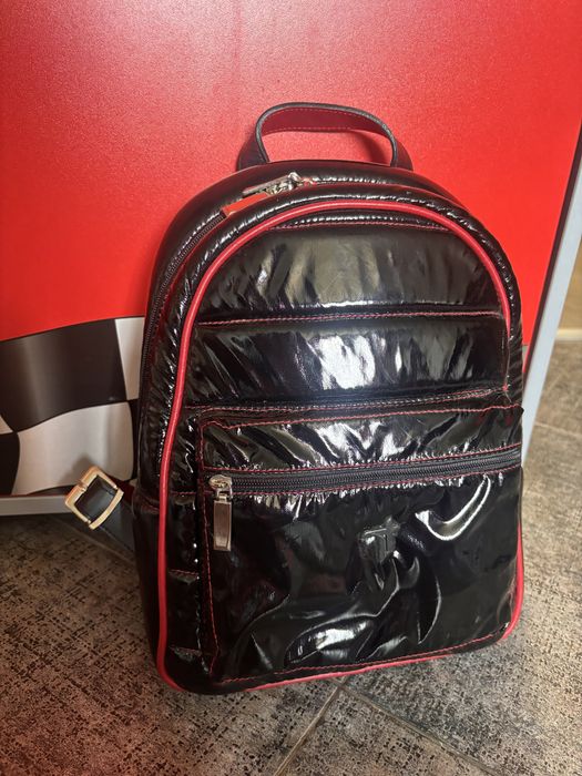 Черна чанта лак с бордо кант