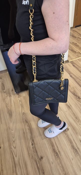Дамска чанта GUESS
