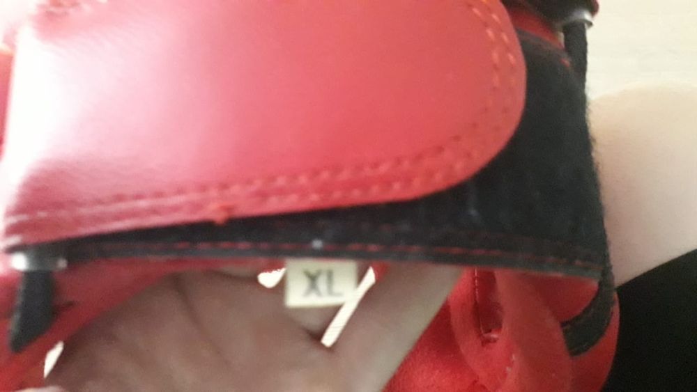 Боксерские перчатки и шлем