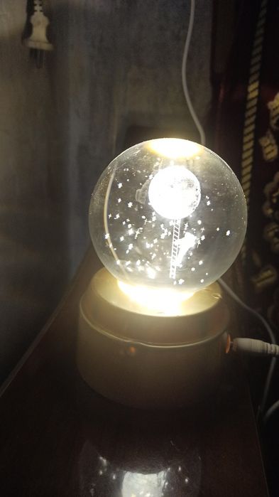 Продам лампа ночник стеклянный шар внутри астронавт