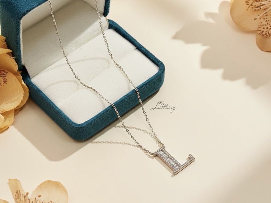 Изящная золотая подвеска с инициалами буква Л