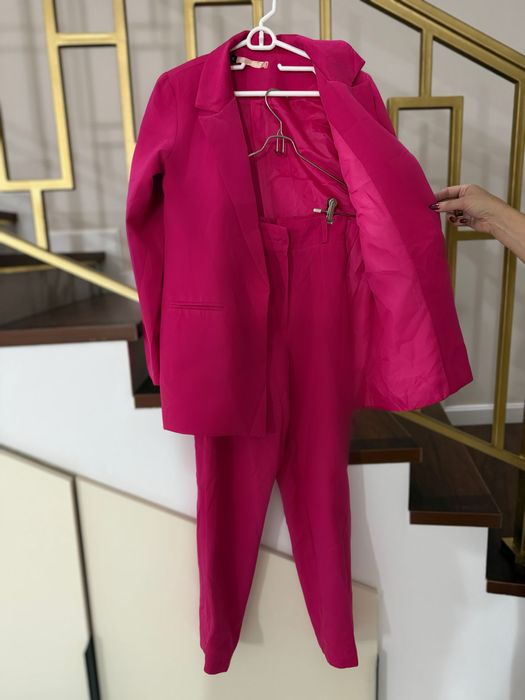 Женский костюм цвета фуксии