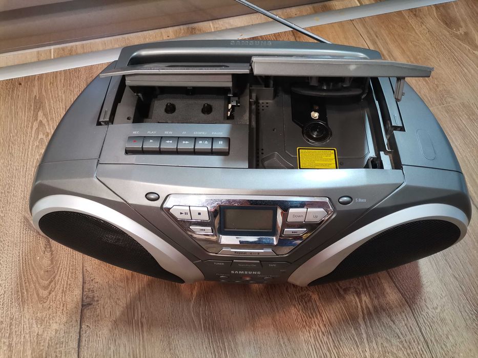 Радиокасетофон Samsung RCD-S50 (За ремонт на CD / За части)