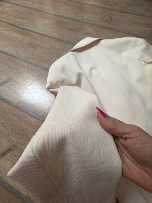 Сако zara размер С бледо бежававо към бяло