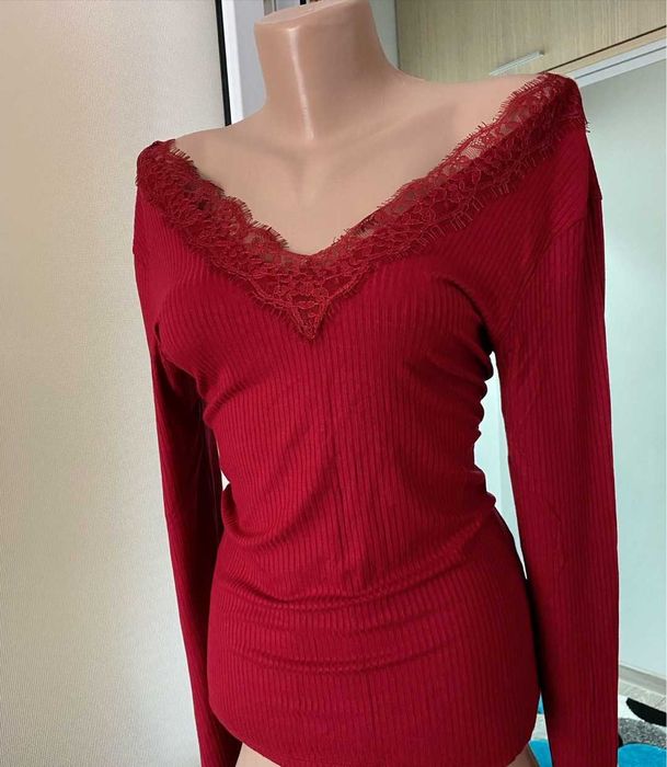 Bluza rosie cu dantela la decolteu