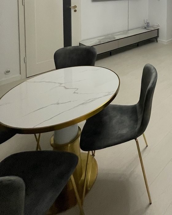 Masa Rotunda Dining cu baza aurie si blat alb (cu efect de marmura)