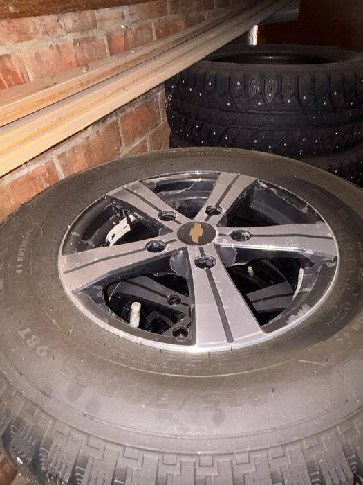 Продам 4 шины с дисками 215/70r15
