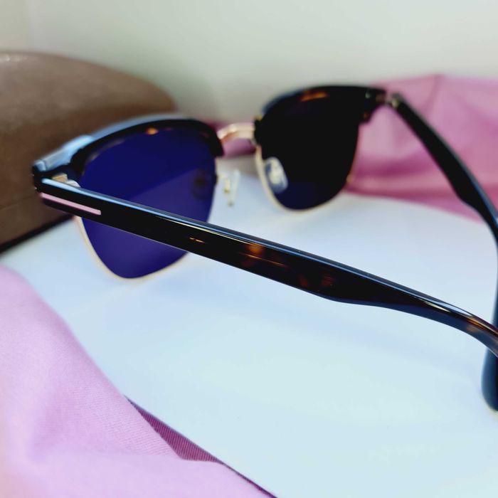 Солнцезащитные очки.