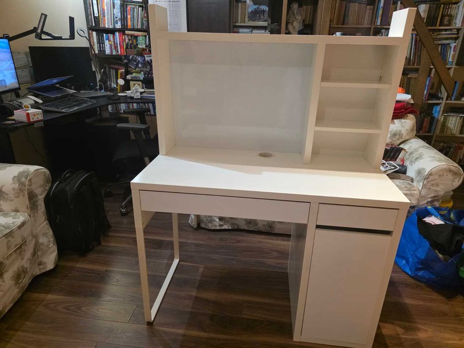 Birou Alb Ikea MICKE in stare foarte buna cu Tabla Magnetica.