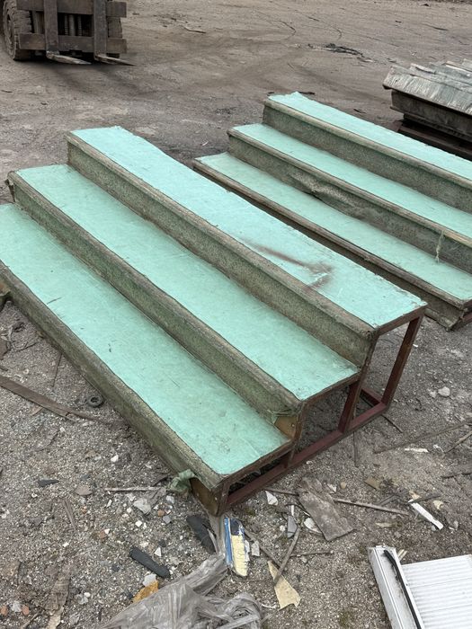 Метални стъпала два вида