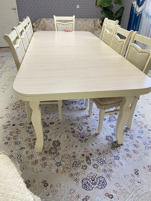 Стол и стуля для гостинной