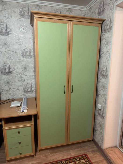 Продам шкаф и стол комплект район цемпос самовывоз