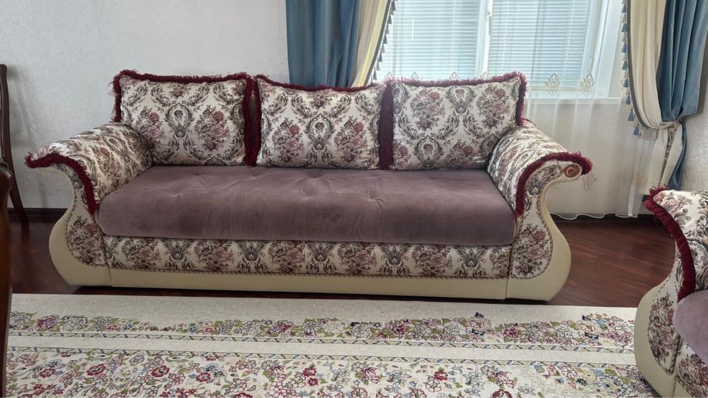 Диван с двумя креслами